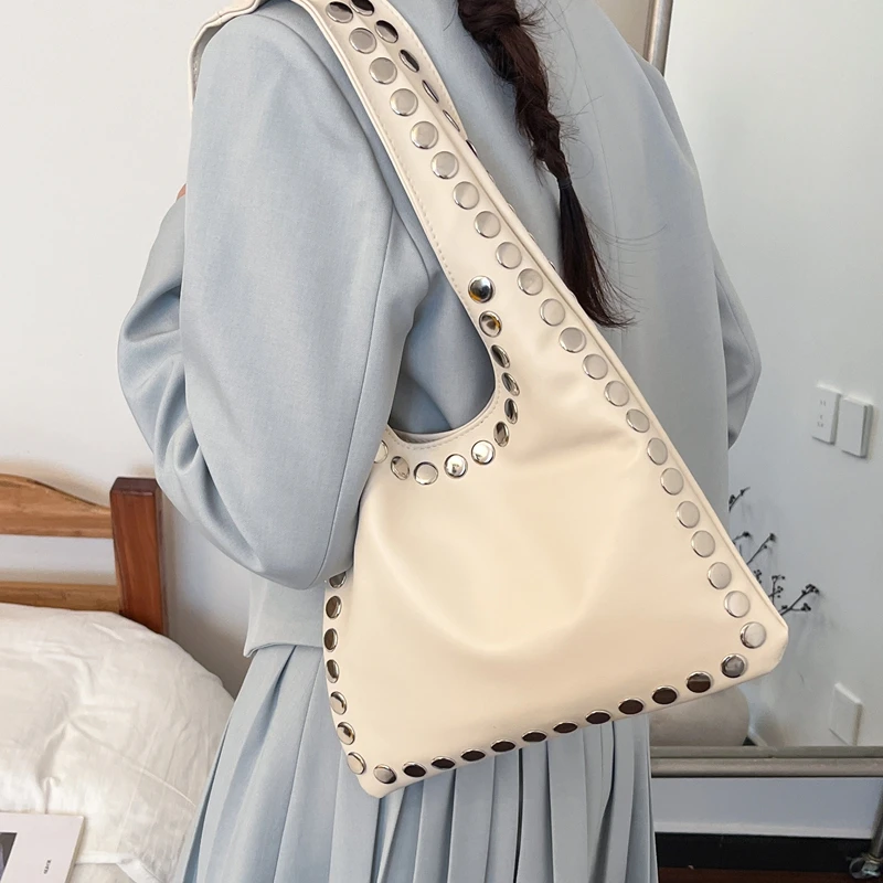 

Горячая распродажа: Вместительная мягкая сумка через плечо с серебряными заклепками, из искусственной кожи, в стиле хобо, молодежная сумка в стиле панк для повседневных образов