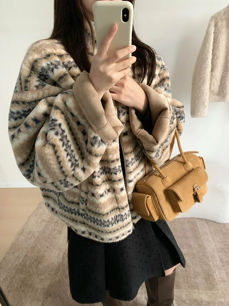 

Новая ультрамодная полосатая куртка из овечьего меха для женщин, модель 2025 года, в корейском стиле, универсальная, теплая, с интегрированным кожаным и меховым покрытием, зимняя.