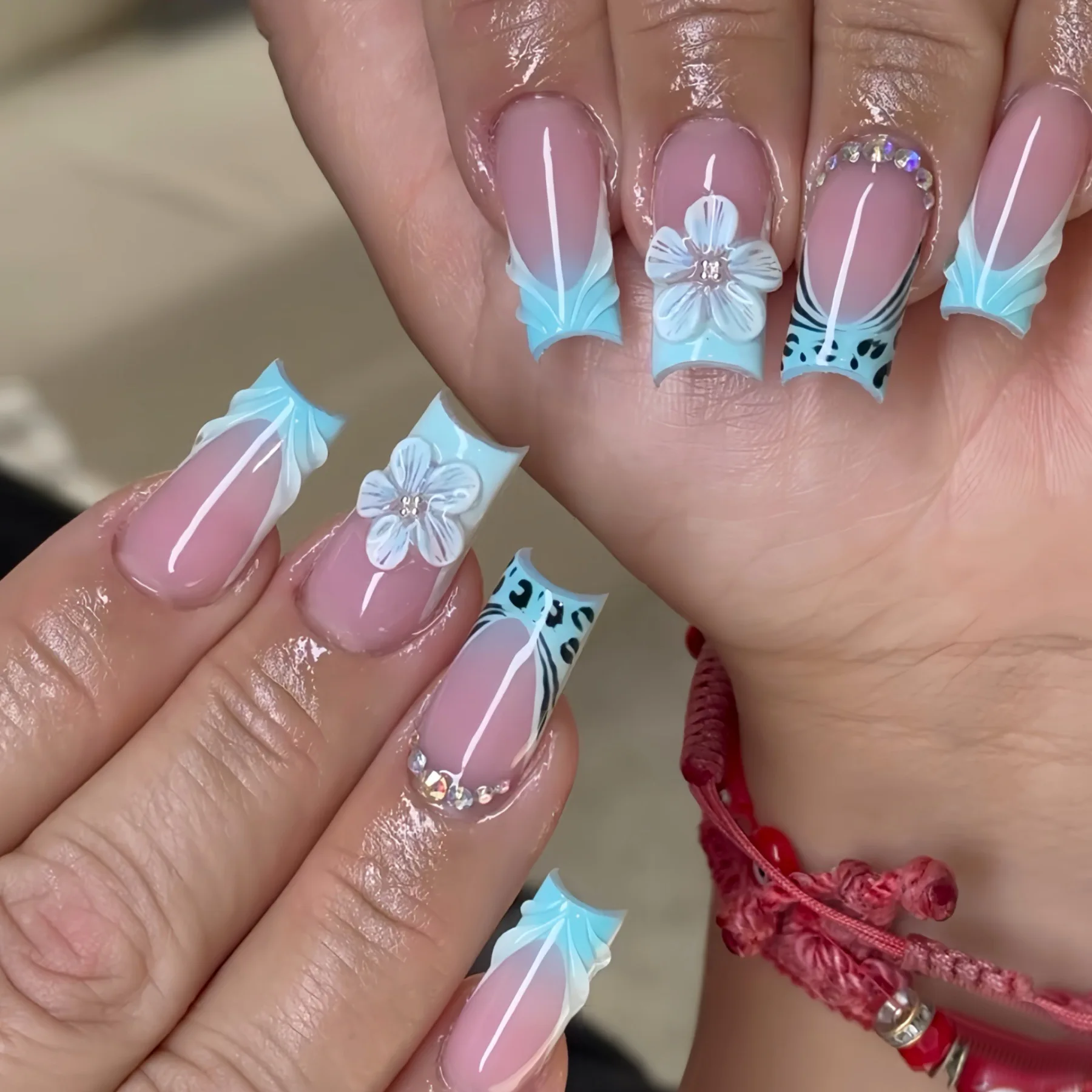 Рисунок 4 - розовые французские накладные ногти средней длины