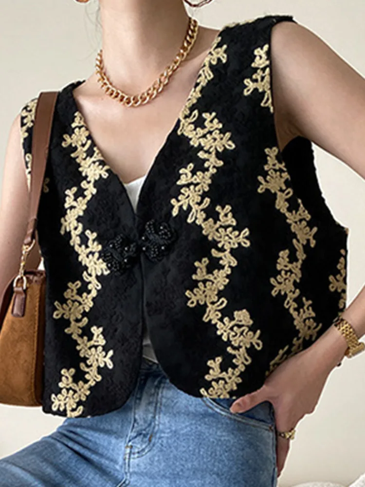 UCXQ Vintage Floral Embroidery Tank Tops For Women Autumn Winter 2024 Elegant Cardigan Short Vests Female Fashion Tide 10AB4309