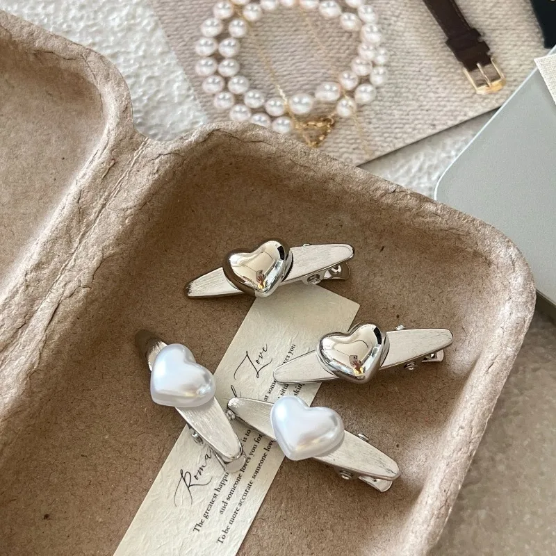 

Серебряная мини-заколка-сердечко для волос, матовая, класса люкс, элегантная, для повседневного использования, модный аксессуар для девочек