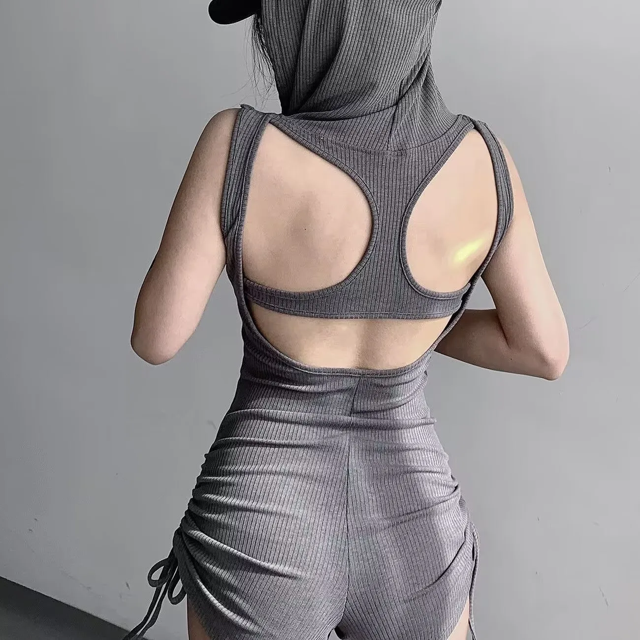 Body damskie, niewidoczne, z okrągłym dekoltem, miękkie, codzienne, dopasowane, kompresyjne, z nadrukiem, z wbudowanym biustonoszem, modelujące, dzianinowe, brokatowe, designerskie.