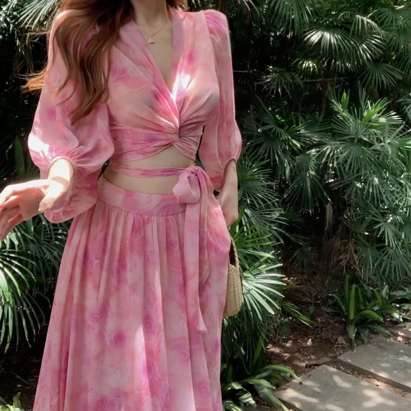 Conjunto de ilha de roupa estilo férias com pregas florais, camisa com decote em V, saia evasê de cintura alta feminina, conjunto de saia de duas peças