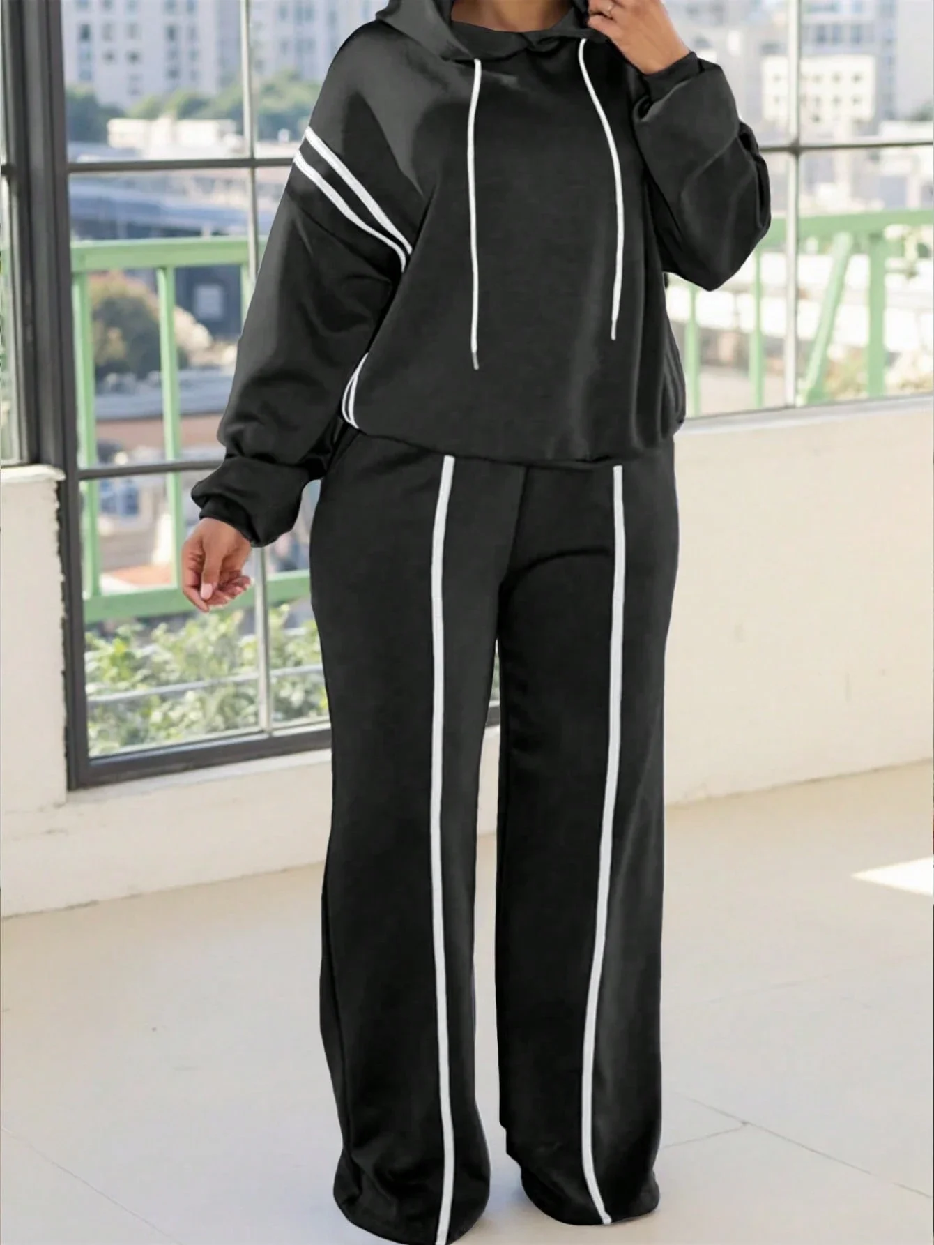 

Женский комплект из двух предметов: толстовка с капюшоном и полосками, свободного кроя, и брюки, для полных женщин, повседневный стиль