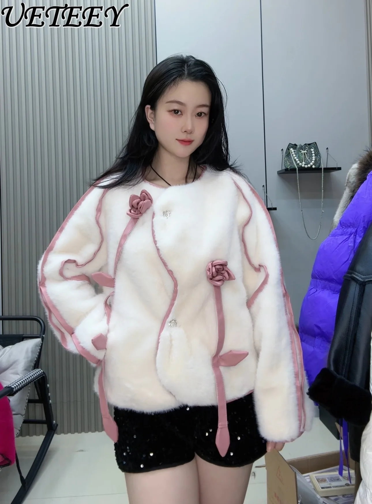 Nuevo abrigo peludo corto de invierno con flores en 3D, chaqueta elegante de bloque de Color versátil para mujer, abrigo de piel sintética con cuello redondo a la moda exquisita