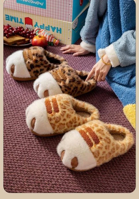 Entzückende Hausschuhe mit Kätzchenpfotenmuster für Damen, kuschelige Schuhe aus Kunstfell, offene Mules, ideal als Geschenk für Katzenliebhaber. – Detail 9