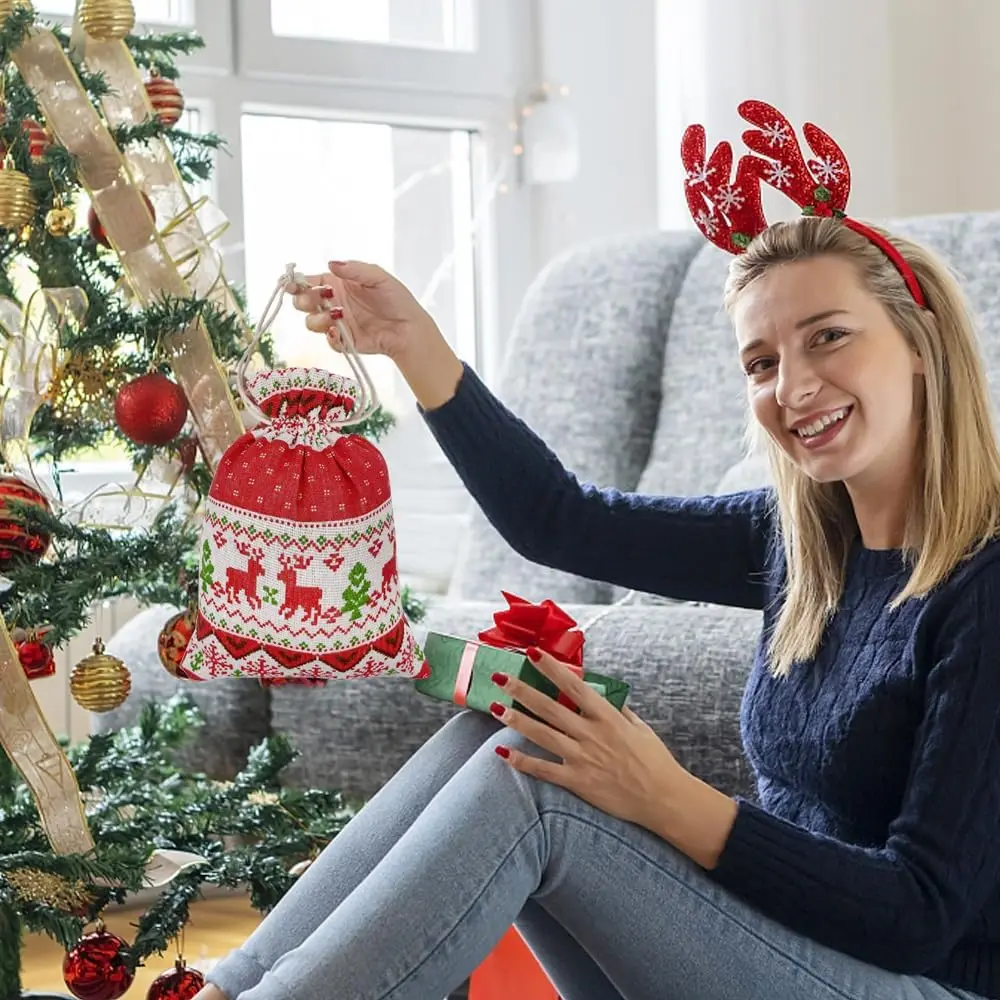 VIKAMA 12 bolsas navideñas clásicas rojas y verdes para dulces. Colgar en la cabecera. Tamaño pequeño, puede contener pendientes, regalo pequeño