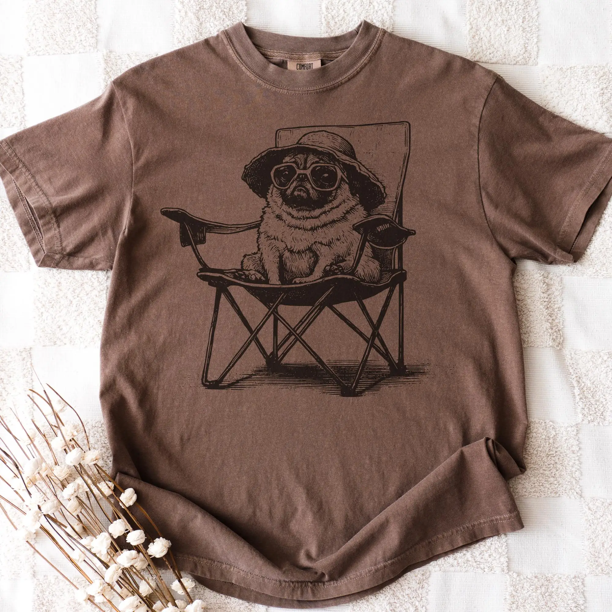 Vintage Pug Beach T-Shirt: Funny Relaxing Pug in Chair Tee – Retro Summer Pug – Cute Dog Relax Style for Dog Mom or Dad
