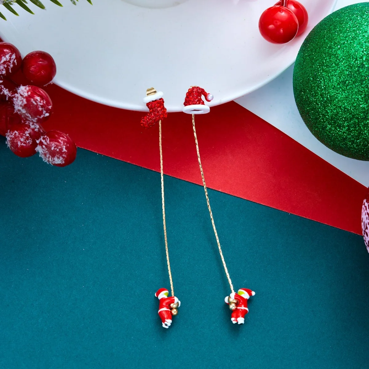 Weihnachts-Kletter-Set: Weihnachtsmann-Mütze, Handschuhe, Quasten-Ohrringe für Damen, asymmetrische Weihnachtsbaum- und Schneemann-Ohrringe, Schmuck. – Detail 34