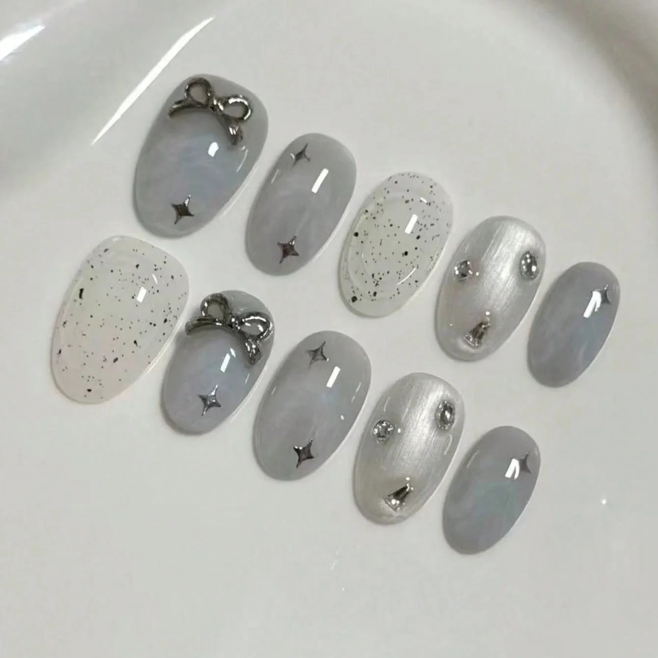 10 Pieces of Hand-Pressed Oval Nails, Beautiful Fake Nails, Silver-Grey Bowknots, Suitable for Women