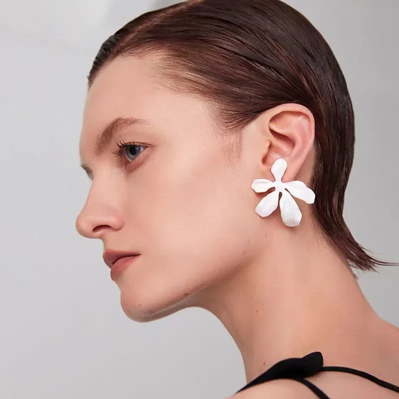 26 spring and summer new Damien iris flower stud earrings design sense earrings white irregular flower stud
