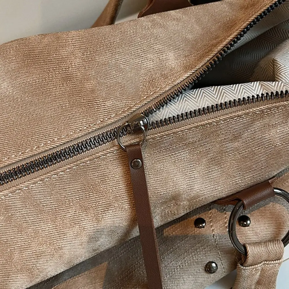 

Сумки на плечо из искусственной кожи с заклепками в стиле ретро, американский стиль, большая вместительная сумка в стиле локомотива, сумка для подмышек в корейском стиле, сплошной цвет