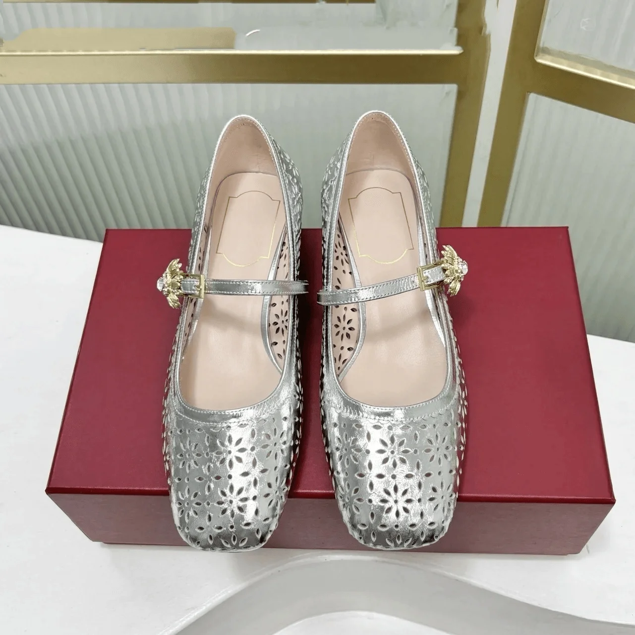 Modern Flower Fretwork Square-Toes Cow Leather Woman Pumps Crystal Metal Decora Mid Heels Shallow Mary Janes Zapatos Mujer