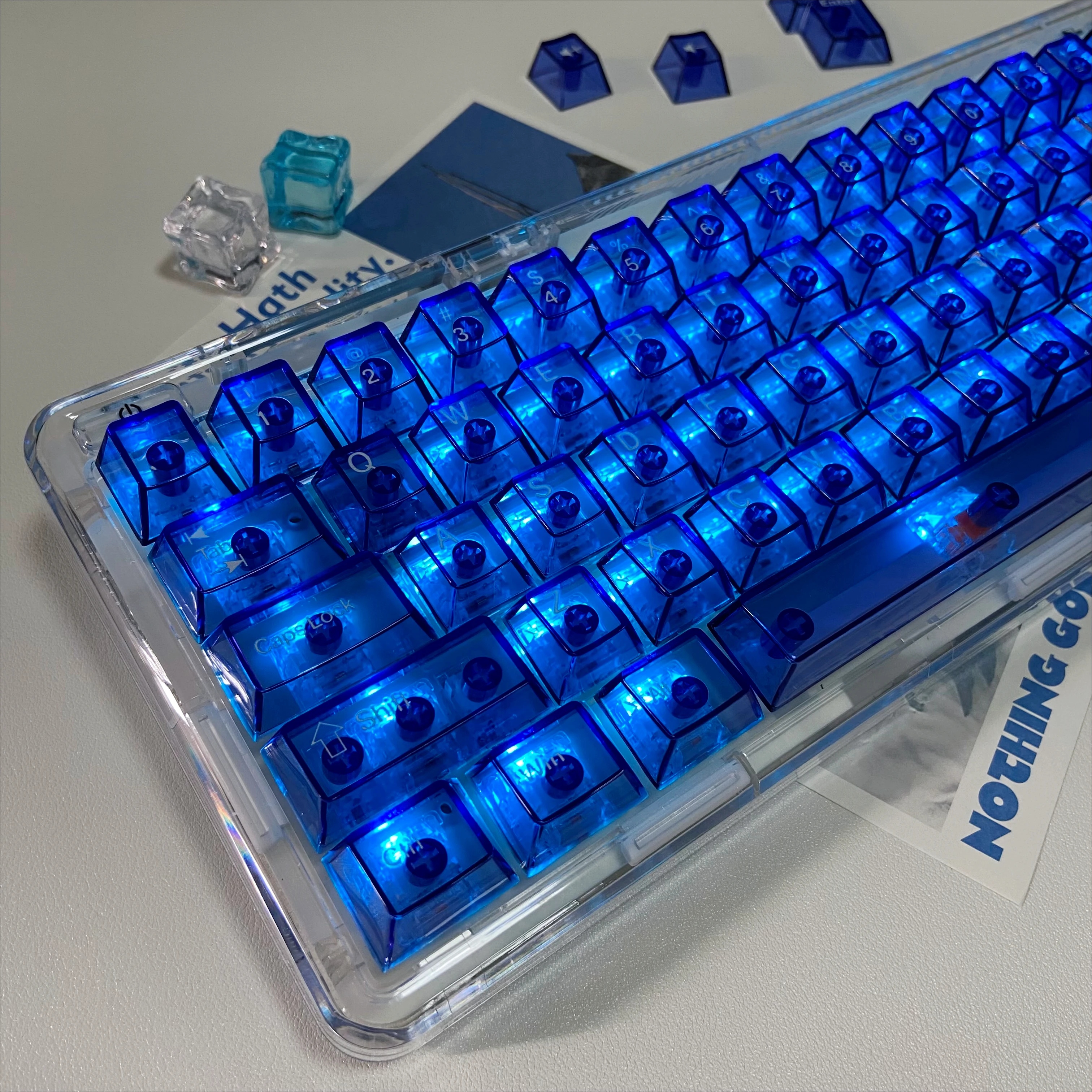 Blaue, vollständig transparente Tastenkappen, weiße Buchstaben, PC-Kirschprofil-Tastenkappen für mechanische Gaming-Tastatur, 60 70 80 90 108-Layout