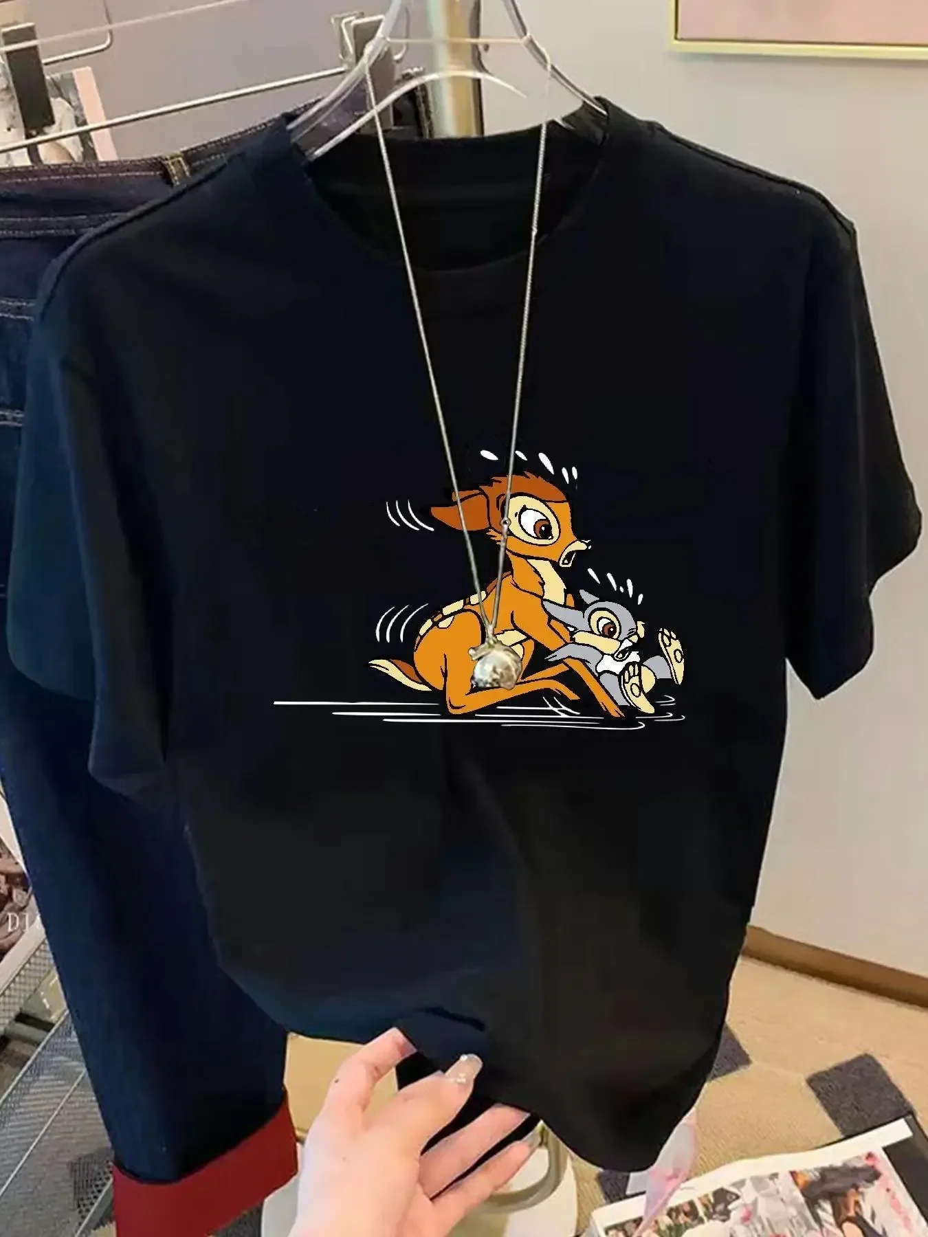 

Женская повседневная свободная футболка с круглым вырезом Bambi — черный графический принт с мультяшным принтом, дышащая и машинная стирка, всесезонная Comfo