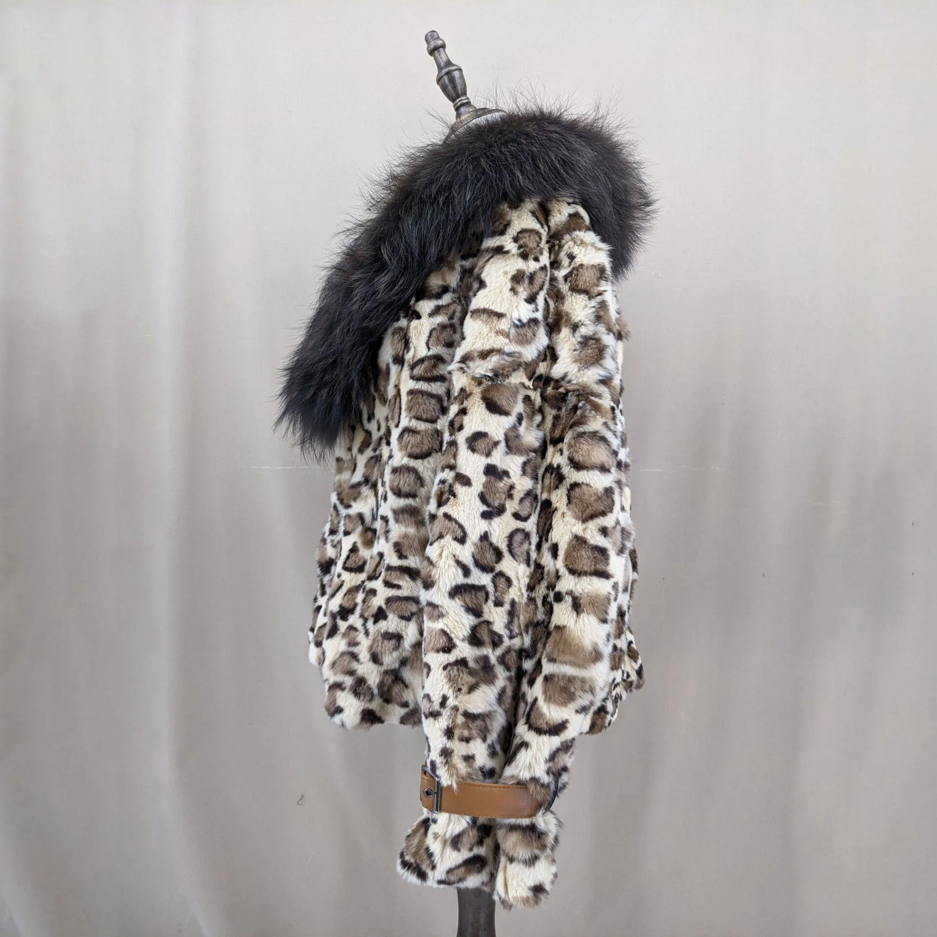 Giacca in pelliccia di coniglio Rex naturale con grande collo in pelliccia di procione da donna con stampa leopardata marrone