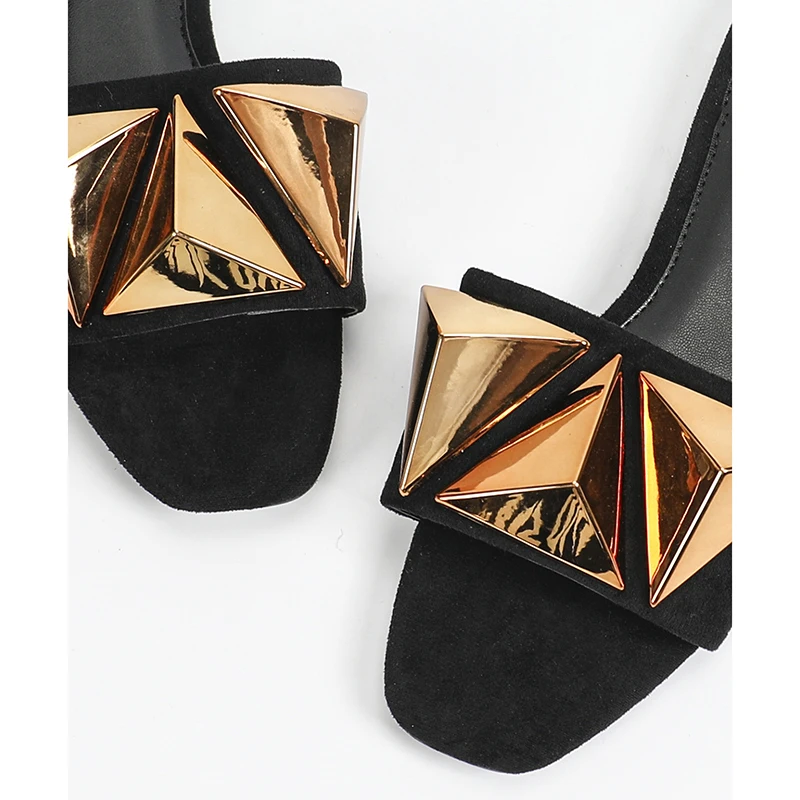 2025, damestrendtrend, stereoscopisch driehoekig ontwerp, zwarte platte damesslippers, sexy platte sandalen, casual Saoedi-slippers