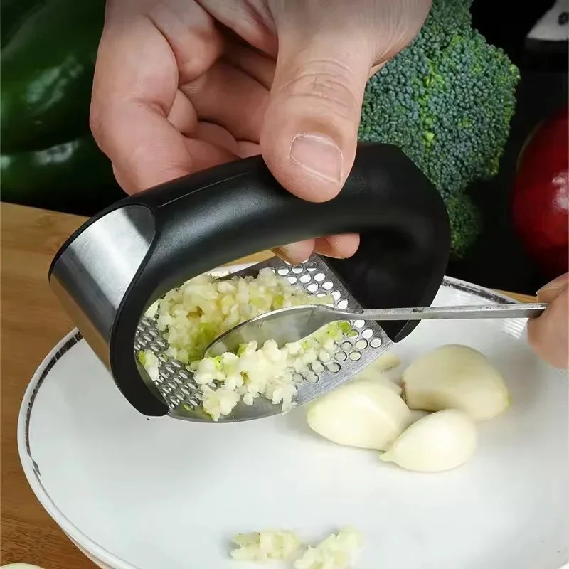 Handheld Press Garlic Crusher Stainless Steel Garlic Mincer Easy-Squeeze Garlic Crusher Smashing Tool Kitchen Accessories