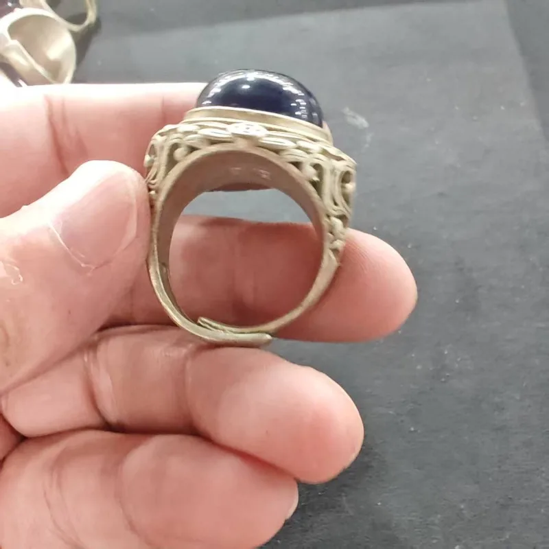 Vintage Hohl Geschnitzter Runder Blauer Imitations-Saphirring Unisex Retro Metall Fingerring Ethnischer Tribal Statement Herrenschmuck Geschenk – Detail 2