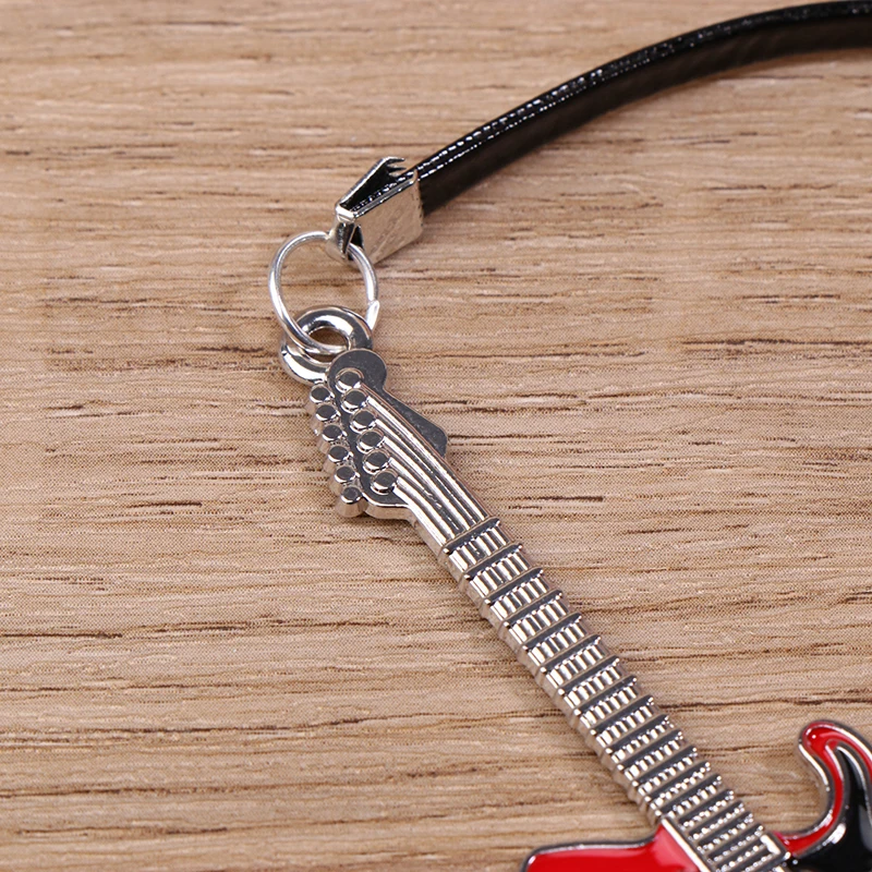 บ้านตุ๊กตา1:12จิ๋วของประดับโอคาริน่ารูปกีตาร์อุปกรณ์ก่อสร้างฉากตุ๊กตาขนาดเล็ก