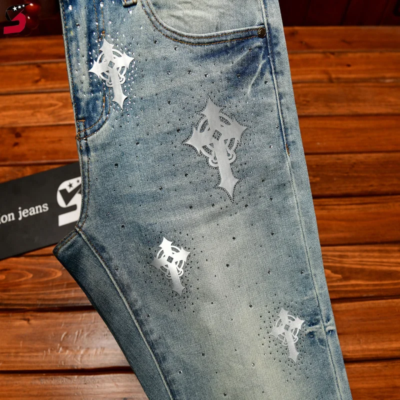 

Мужские модные джинсы с принтом Весна 2026, зауженные прямые стрейчевые джинсы с декором из страз, повседневные брюки в корейском стиле