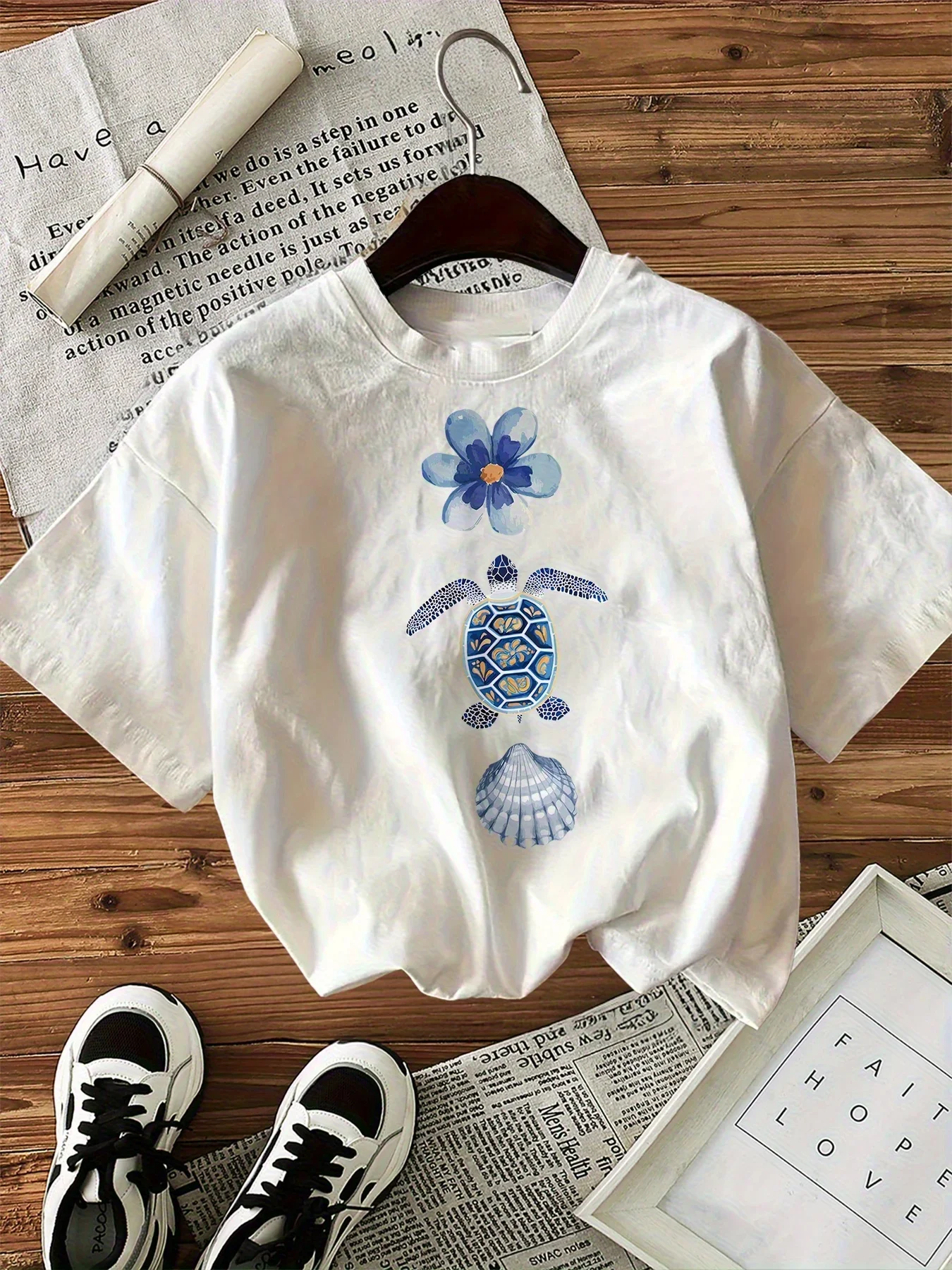 Camiseta de manga corta con estampado de tortuga y concha y flor azul, estilo informal y versátil, adecuada para uso diario y de salida para mujer