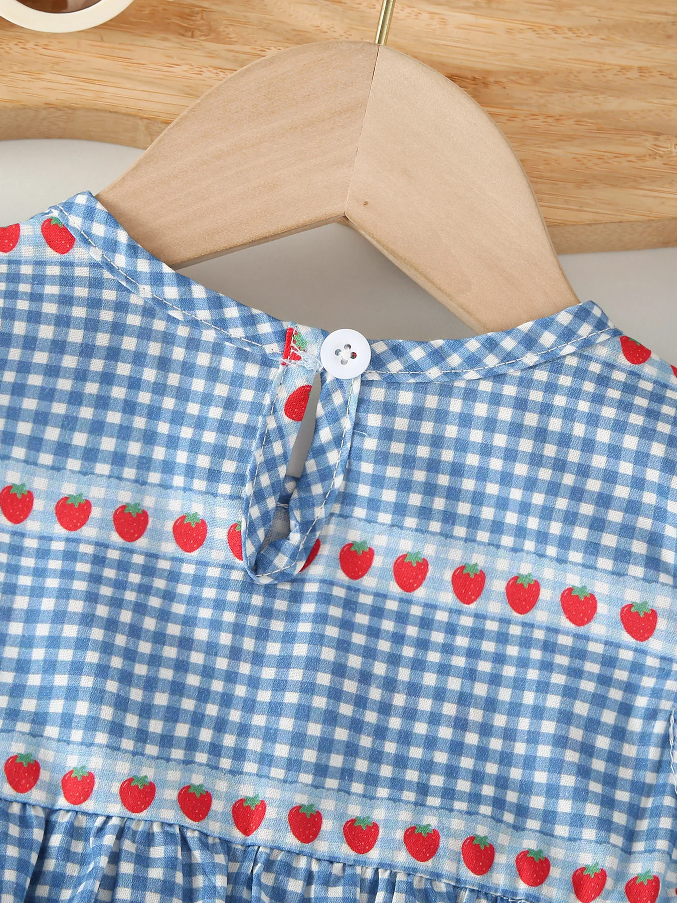رومبير أطفال مطبوع عليه فراولة القماش القطني الأزرق 100% قطن ناعم وصديق للبشرة على الطراز الكوري بأكمام مرفرفة بدلة صيفية للفتيات