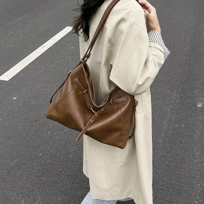 

Ladies Crossbody-Bag Crafted From Fine Leather Featuring Trendy Design And High-End Commuter Style​