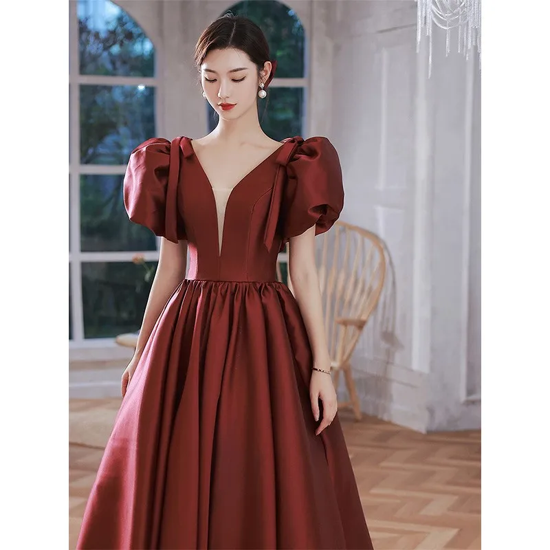 

A large-sized dress with deep neck and puffed sleeves for toasting