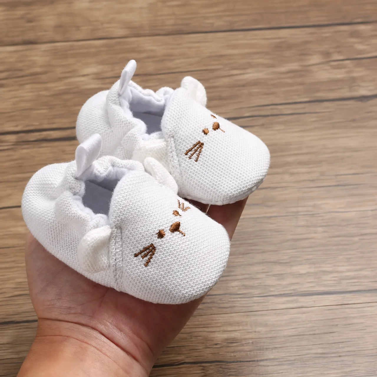 Walking Shoes for baby Girl Spring and Autumn Style, Non-Falling, Slip-On Wearing Flat Shoes, Learning Shoes with Soft Soles.