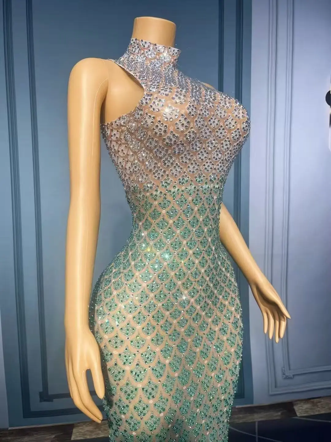 Seksowna, błyszcząca, bogato zdobiona cyrkoniami suknia z trenem, idealna na urodziny, wieczór, czerwony dywan, pokaz, występ sceniczny, kostium.