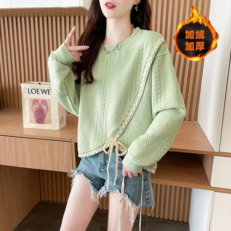 2025 herbst Winter Neue Frauen Mode Licht Luxus Design Gefühl Unregelmäßigen Schlitz T-Shirt Lose Kleine Kurze Design Gefühl Nische Tops