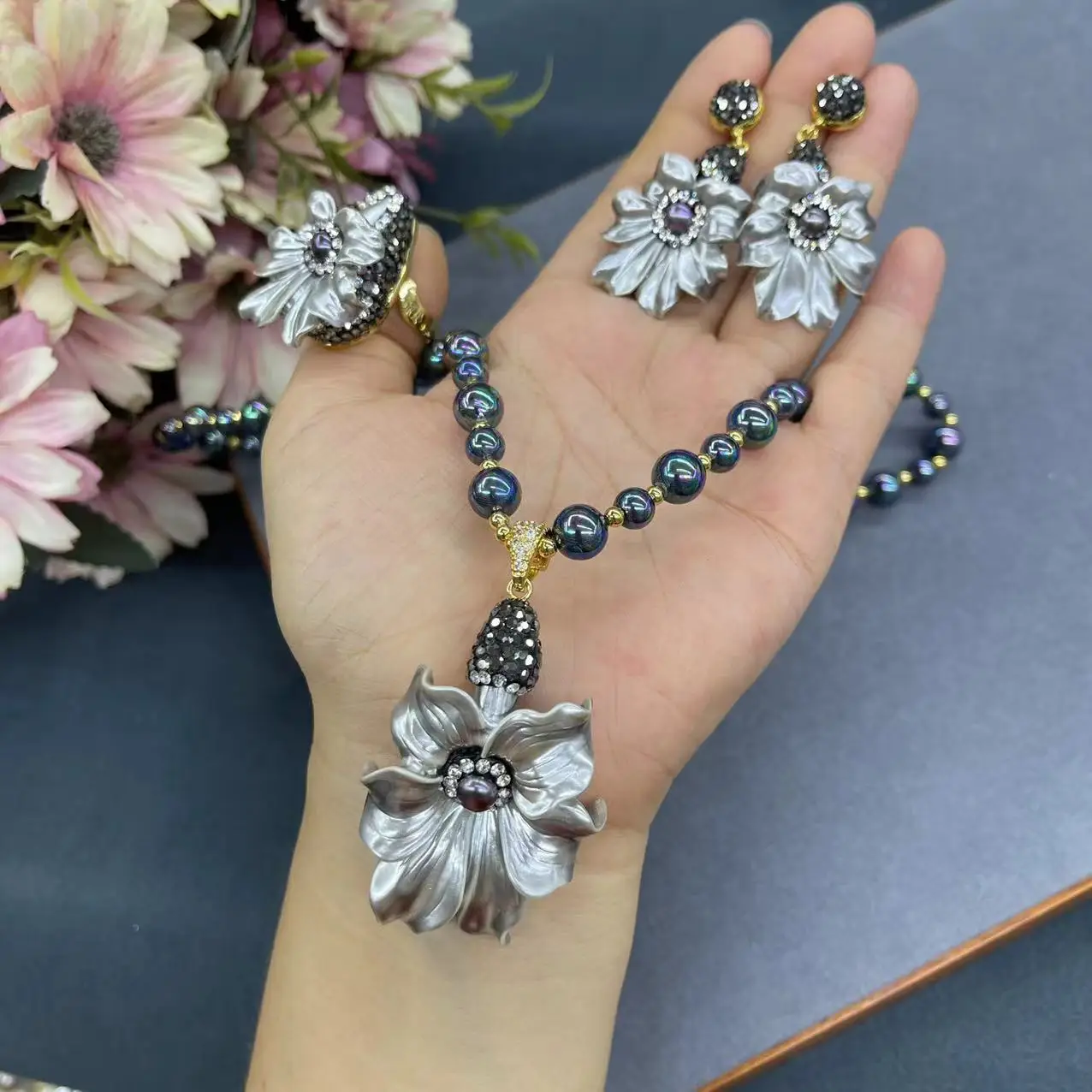 DIY accessories New hand-carved shell flower inlaid with natural pearls three-piece set, autumn and winter new live broadcast ma