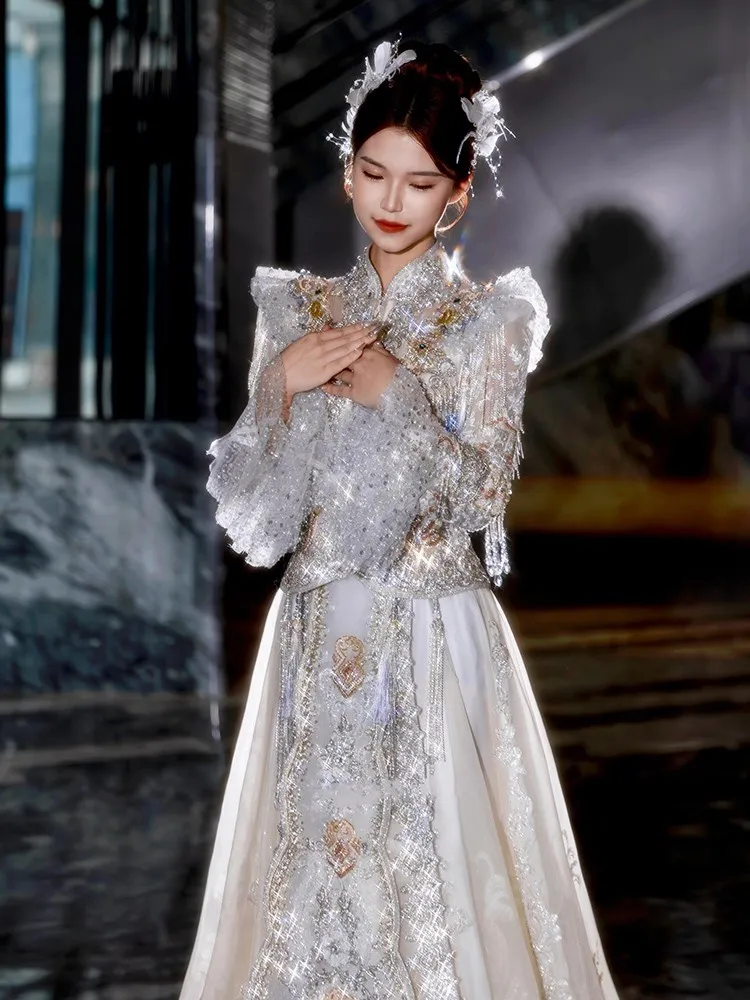 

New Chinese-style silver heavy industry wedding dress for a with phoenix crown and rosy veil