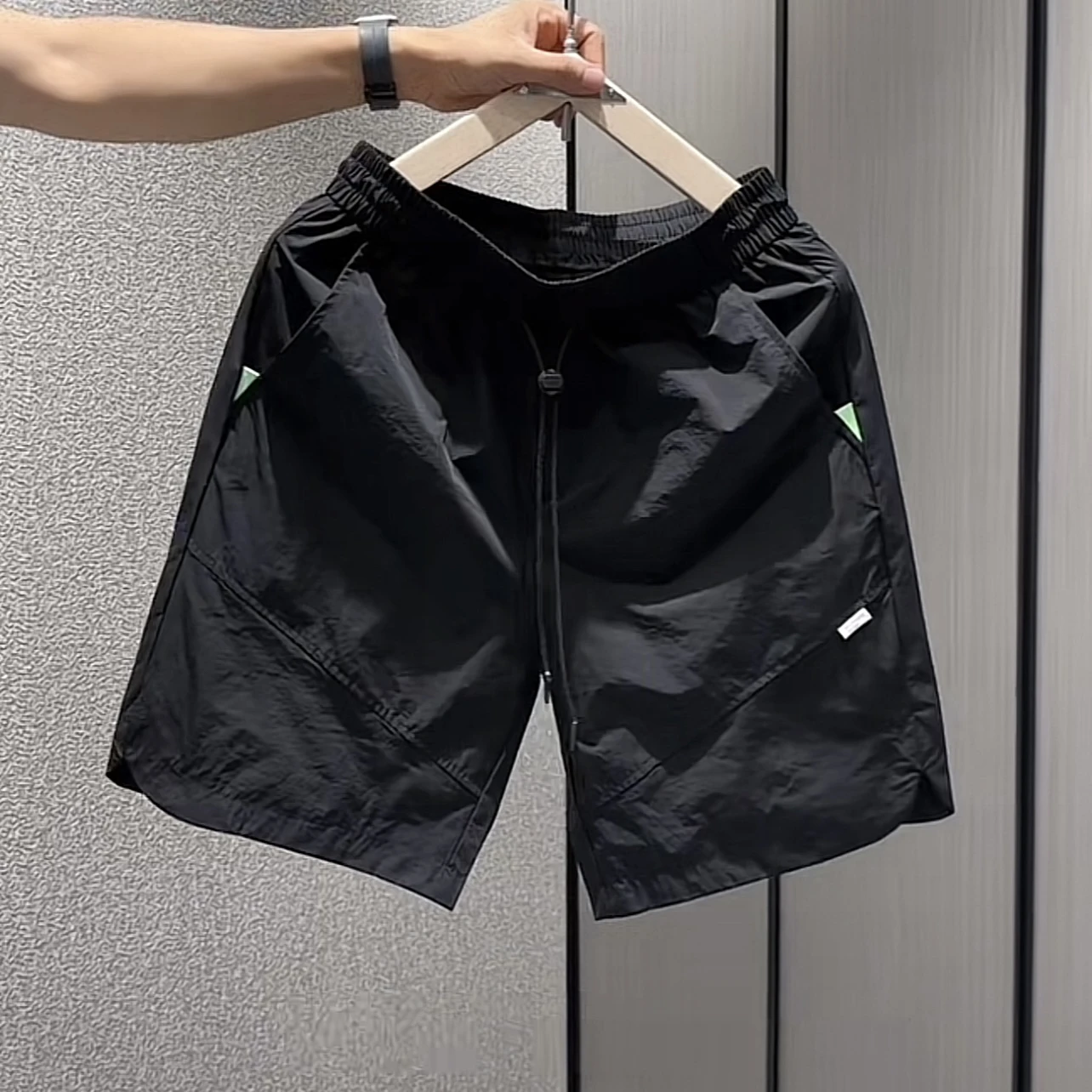 กางเกงกีฬาผู้ชาย ระบายอากาศ แห้งเร็ว รุ่นใหม่ ซัมเมอร์ 2025 ทรงหลวม สไตล์ชายหาดลำลอง ความยาวห้าส่วน