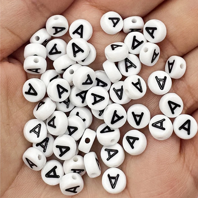 Cuentas redondas planas de acrílico para fabricación de joyas, 26 letras en inglés, 7mm, 50 piezas, negro sobre blanco, manualidades, collar, pulsera, colgante