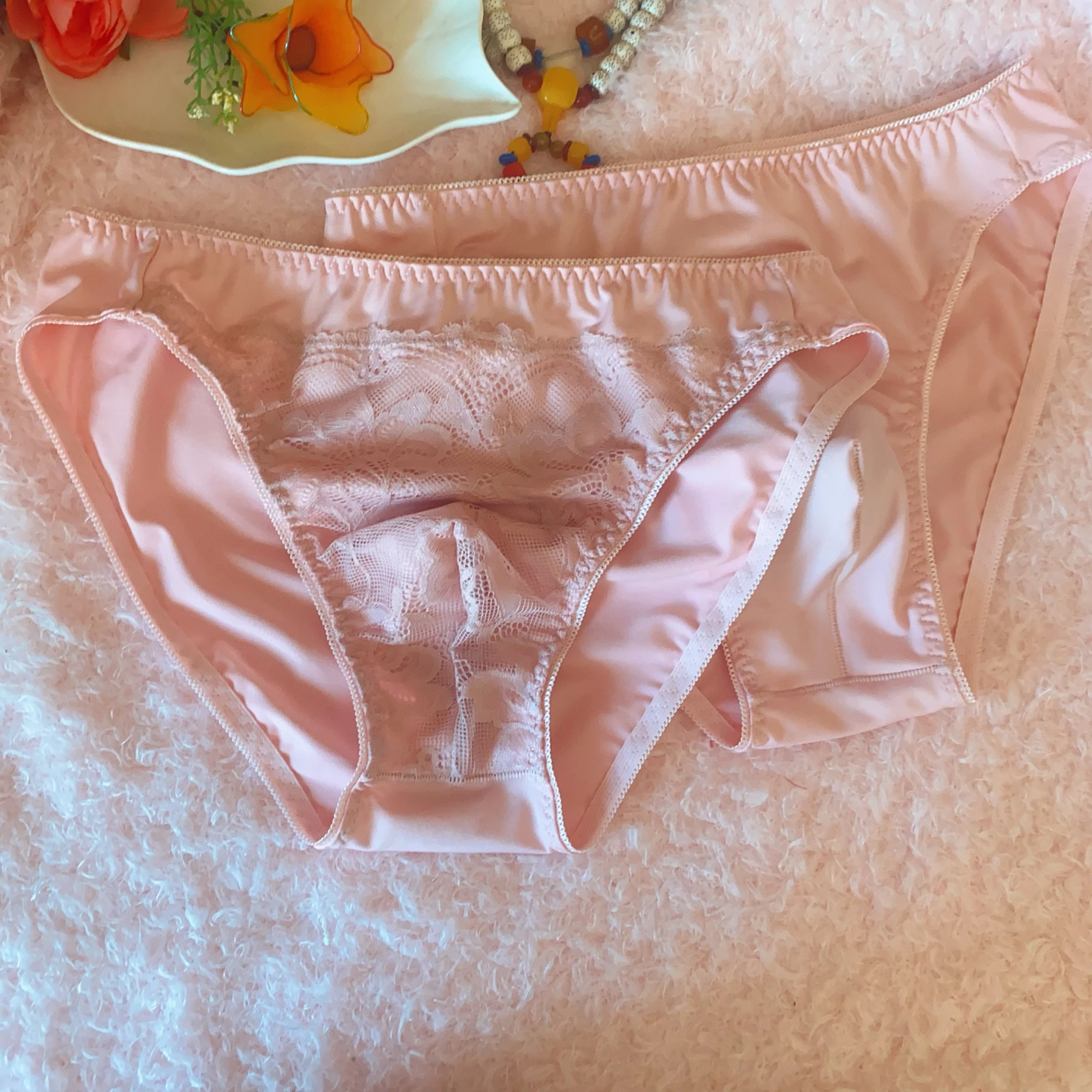 

Мужские розовые кружевные трусы однотонного цвета