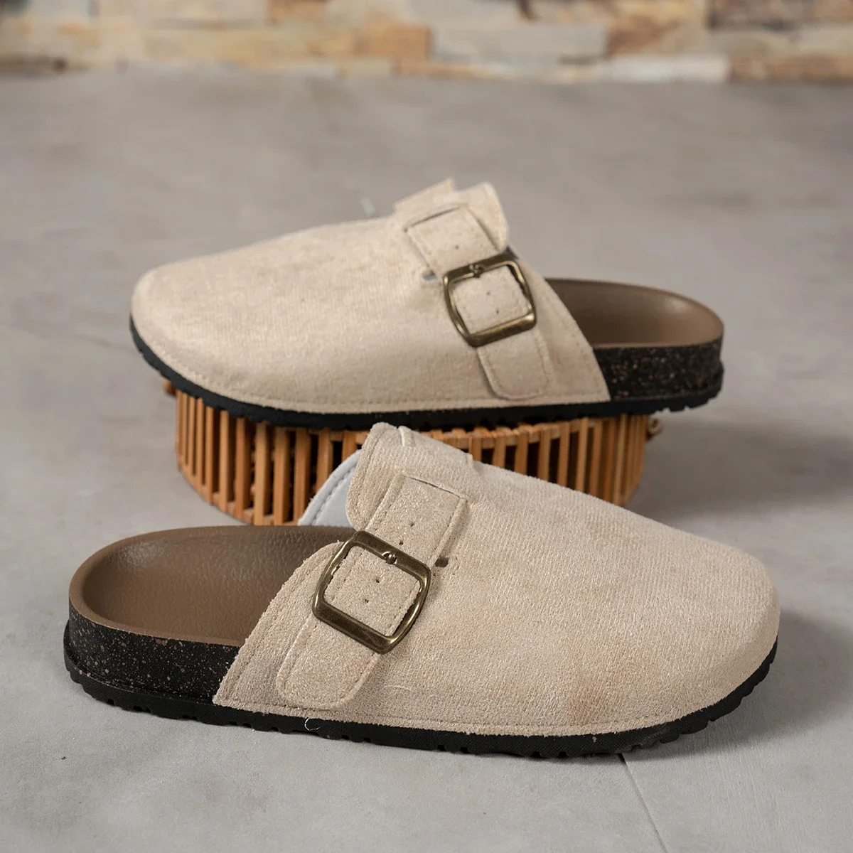 Damen Wildleder Clog Mule Pantoletten mit Verstellbarer Schnalle, Geschlossener Zehenpartie, Rückenfreie Flache Schuhe für Innen und Außen, Freizeit-Schuhe – Detail 9