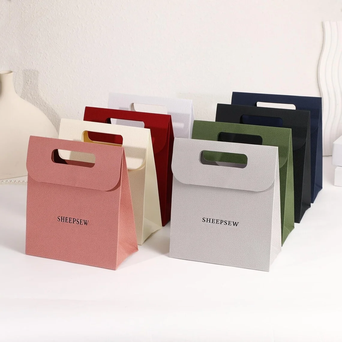 

50/100Pcs Custom Logo 14.5x15.5x7.5cm Jewelry Paper Handle Bag Wedding Candy Handbag Lipstick Cosmetic Oil Watch Gift Packaging