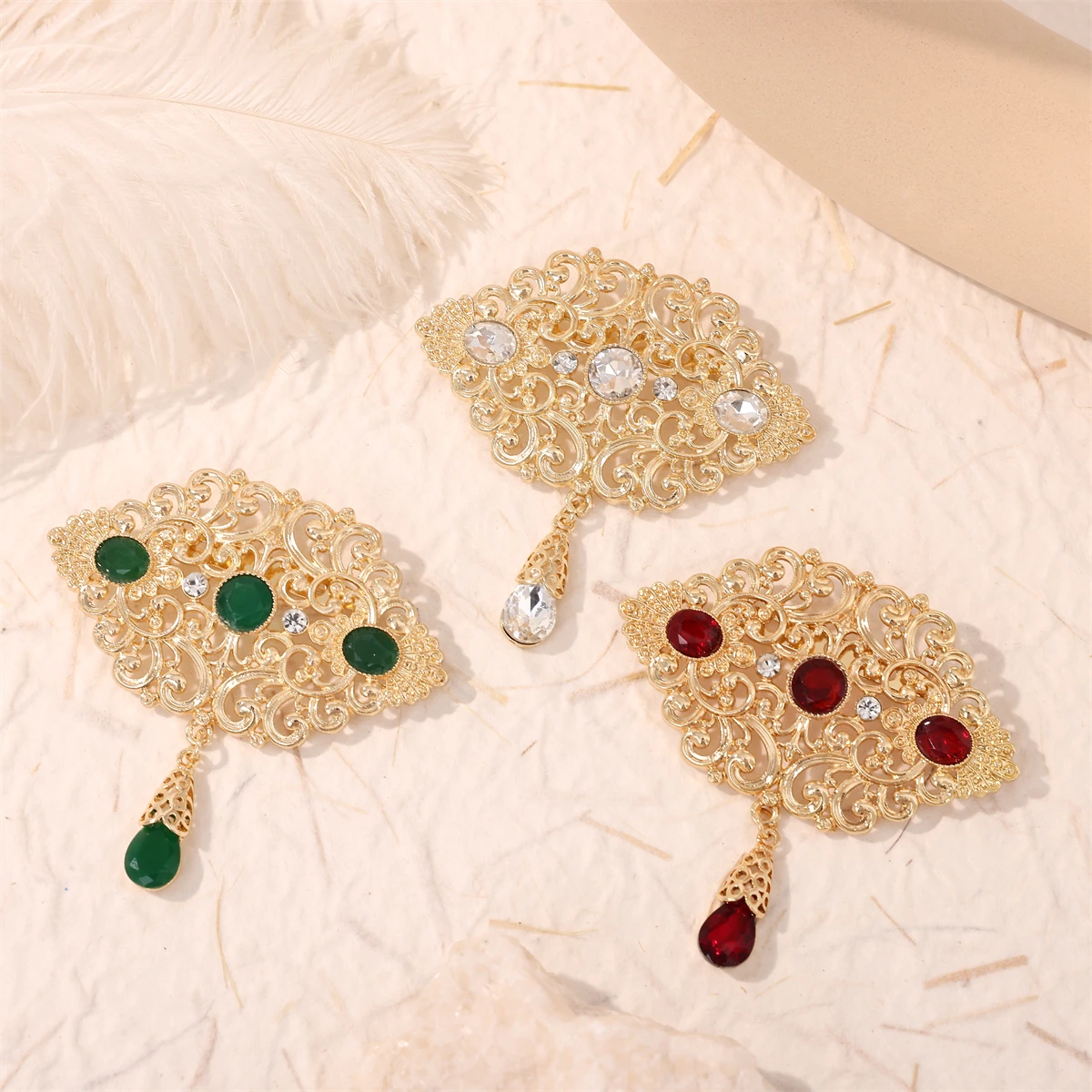 

A hollow alloy water droplet pendant with a multifunctional chest flower can be used as a pendant