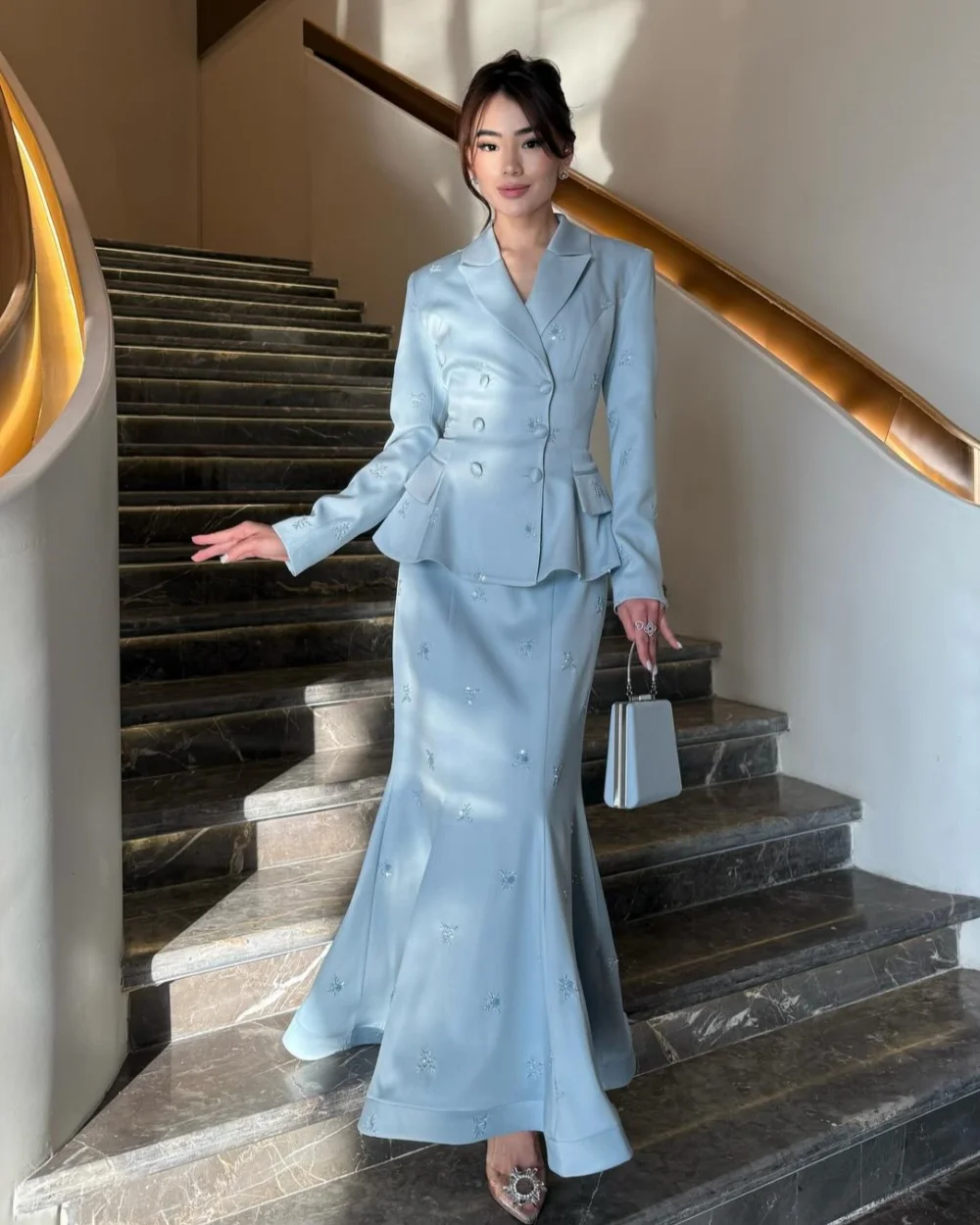 

Формальные классические платья-миди из джерси на пуговицах с блестками и v-образным вырезом на заказ. Платья для особых случаев. Доступны размеры сложности.