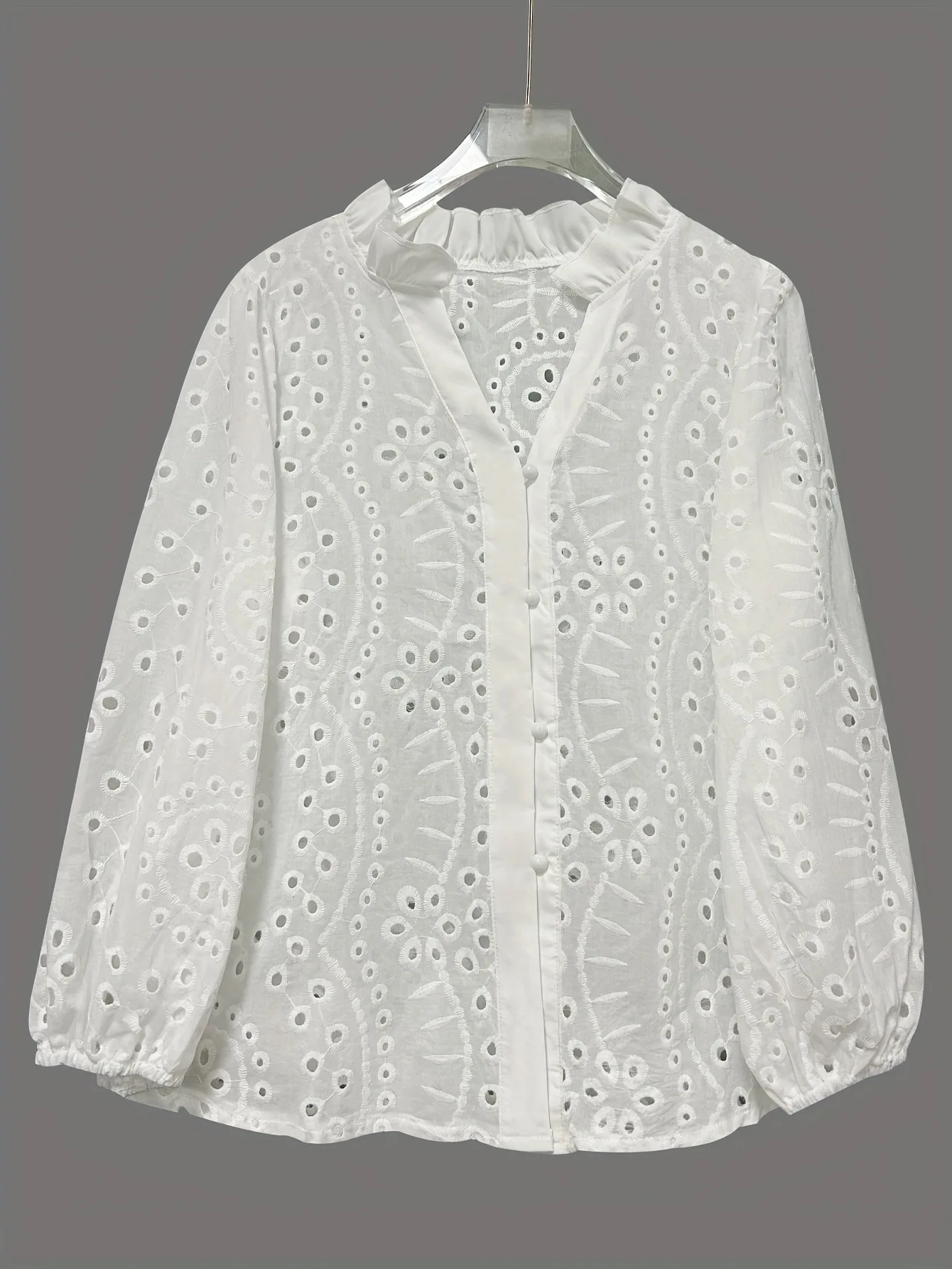 Camicia sexy cava da donna primaverile ed estiva Bottoni ricamati bianchi Scollo a V Manica a lanterna alla moda Top semplice e versatile