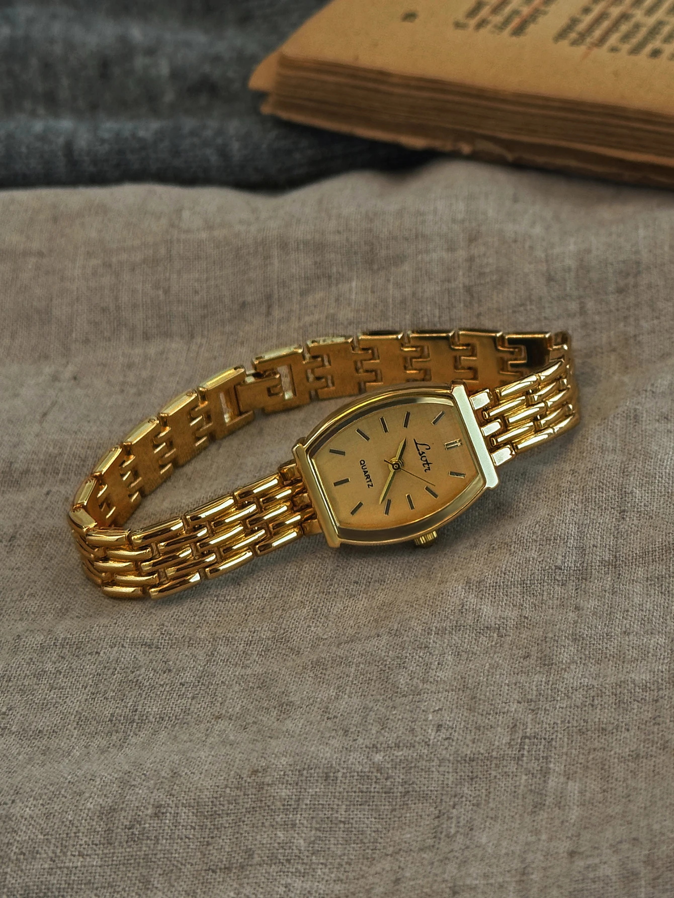 

Новые элегантные женские кварцевые часы с золотым корпусом, стальным браслетом, бочкообразным корпусом и циферблатом в клетку, простые женские часы-браслет.