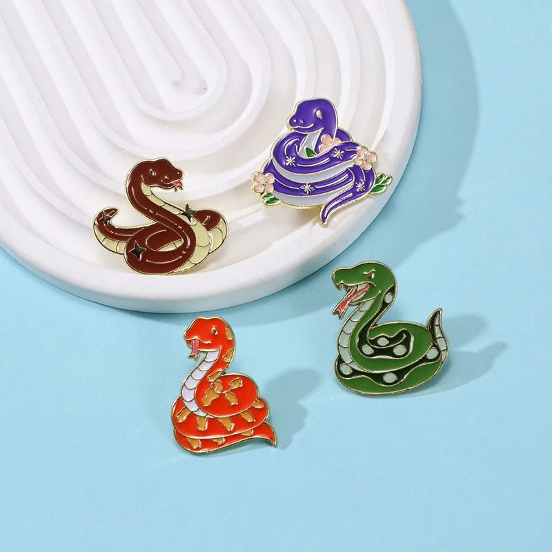 1 PC ใหม่ปีงูเข็มกลัดน่ารักการ์ตูน Zodiac SNAKE Badge คู่ Pins นักเรียนตกแต่งเสื้อผ้าอุปกรณ์เสริมของขวัญ