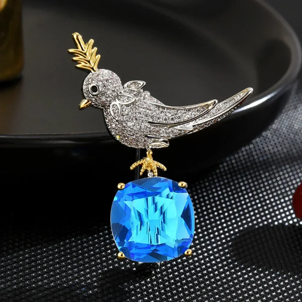 New Blue Crystal Bird Brooch for Women Fashion Coat Jewelry Accessories Personalized Lapel Pins Rhinestone Animal Pin Gifts