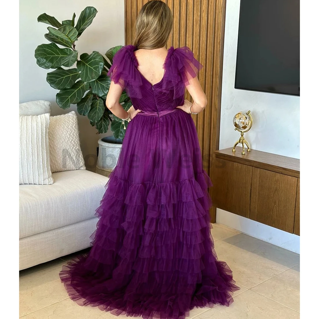 فستان سهرة من التول برقبة على شكل حرف V مع حزام على شكل حرف A وطيات لحفلات الزفاف حسب الطلب