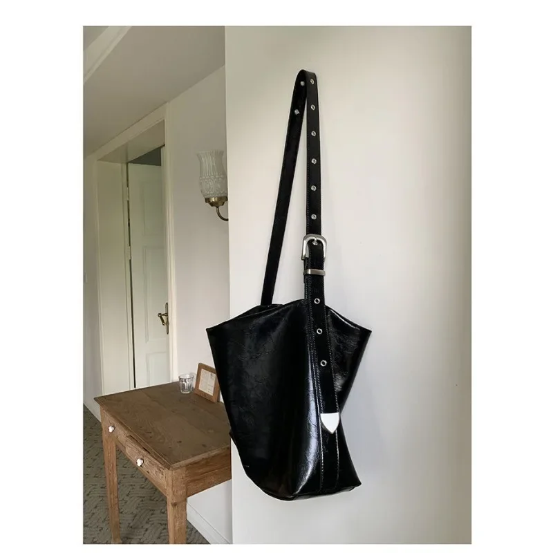 2024 Black Large Capacity Commuting Casual Tote Bag Women's Bag Fresh, Sweet and Fashionable Single Shoulder Crossbody Large Bag