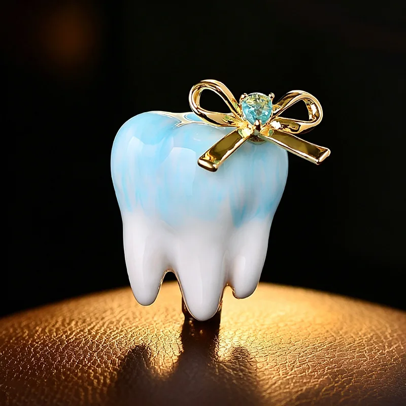 Cute Bow Tooth Brooch Gradient Enamel Rhinestone Inlaid Brooch Dentist Theme Lapel Pin Fashion Jewelry Gift