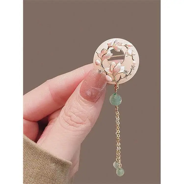 Chinese Style Magnolia Flower Tassel Brooch Classic Hanfu Cheongsam Accessory Elegant Safety Buckle Breastpin For Women Daily