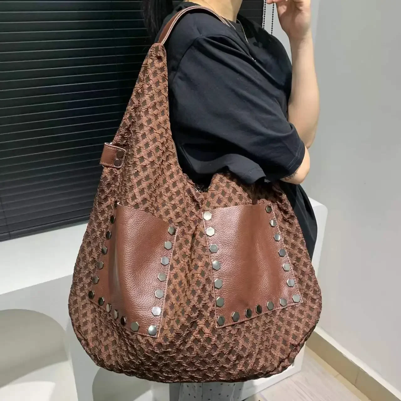 

Women's fashion casual sports tote bag stitching genuine leather large capacity commuter shoulder messenger bag